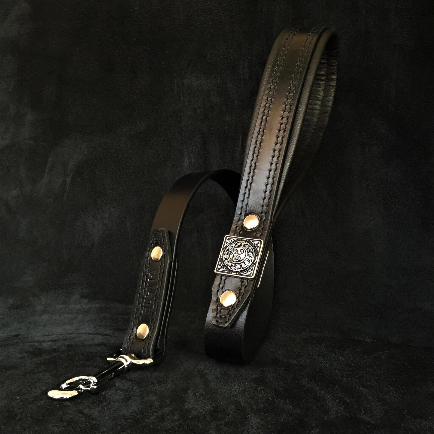 Eros black leather dog leash for giant breed dogs handcrafted in Europe
