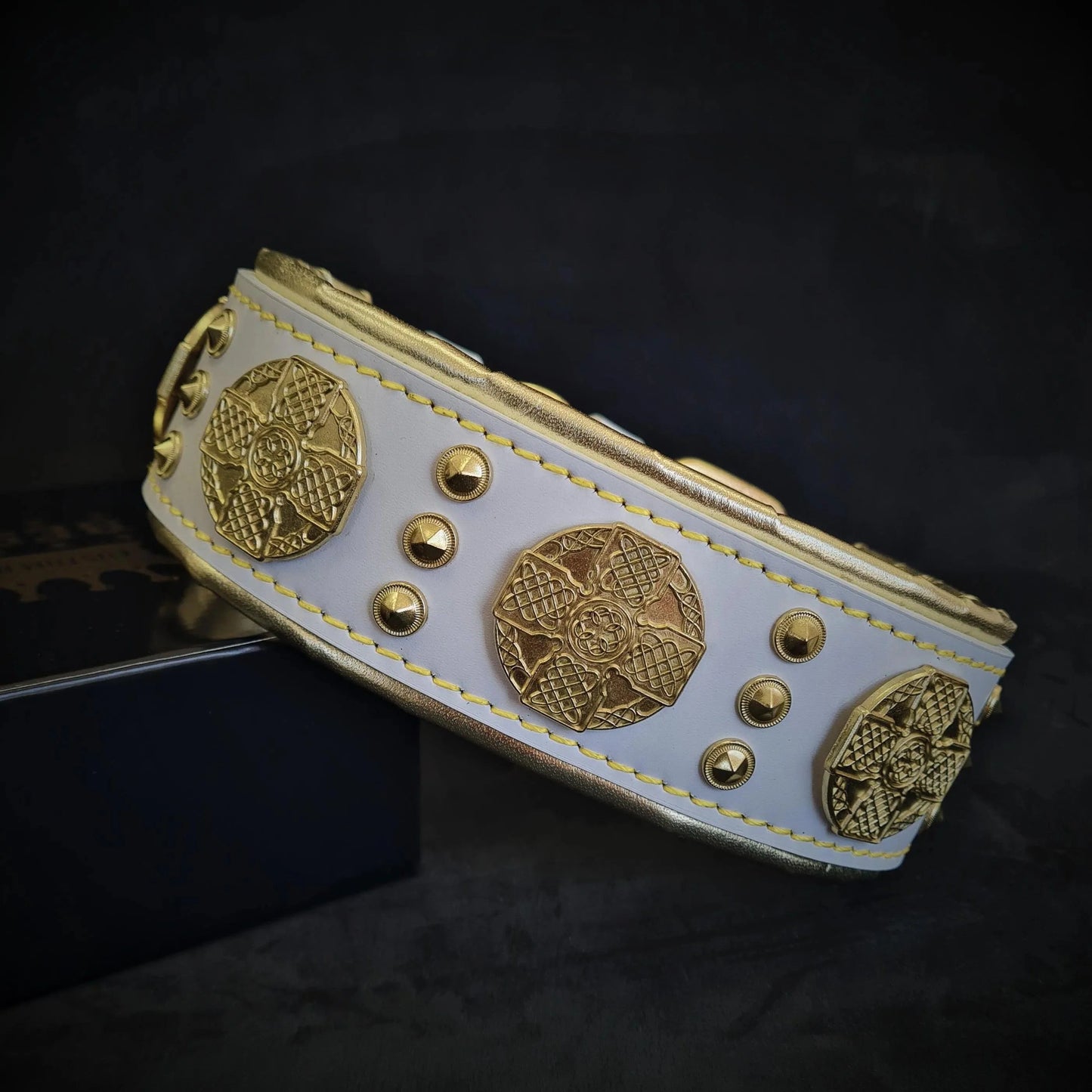 Maximus Collar White wide leather dog collar for giant breed dogs